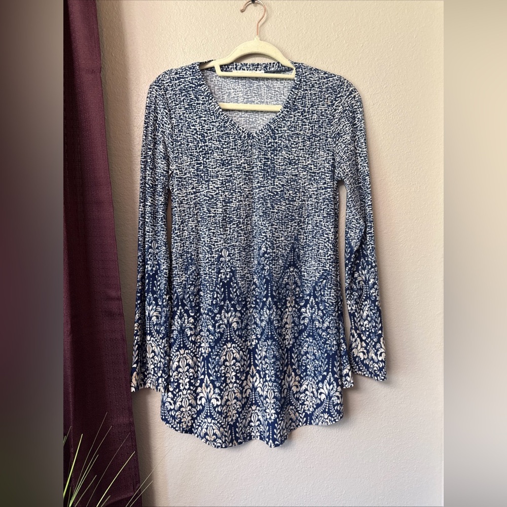 #786 Baisheng GT Long Sleeve V-Neck Printed Top Size Small